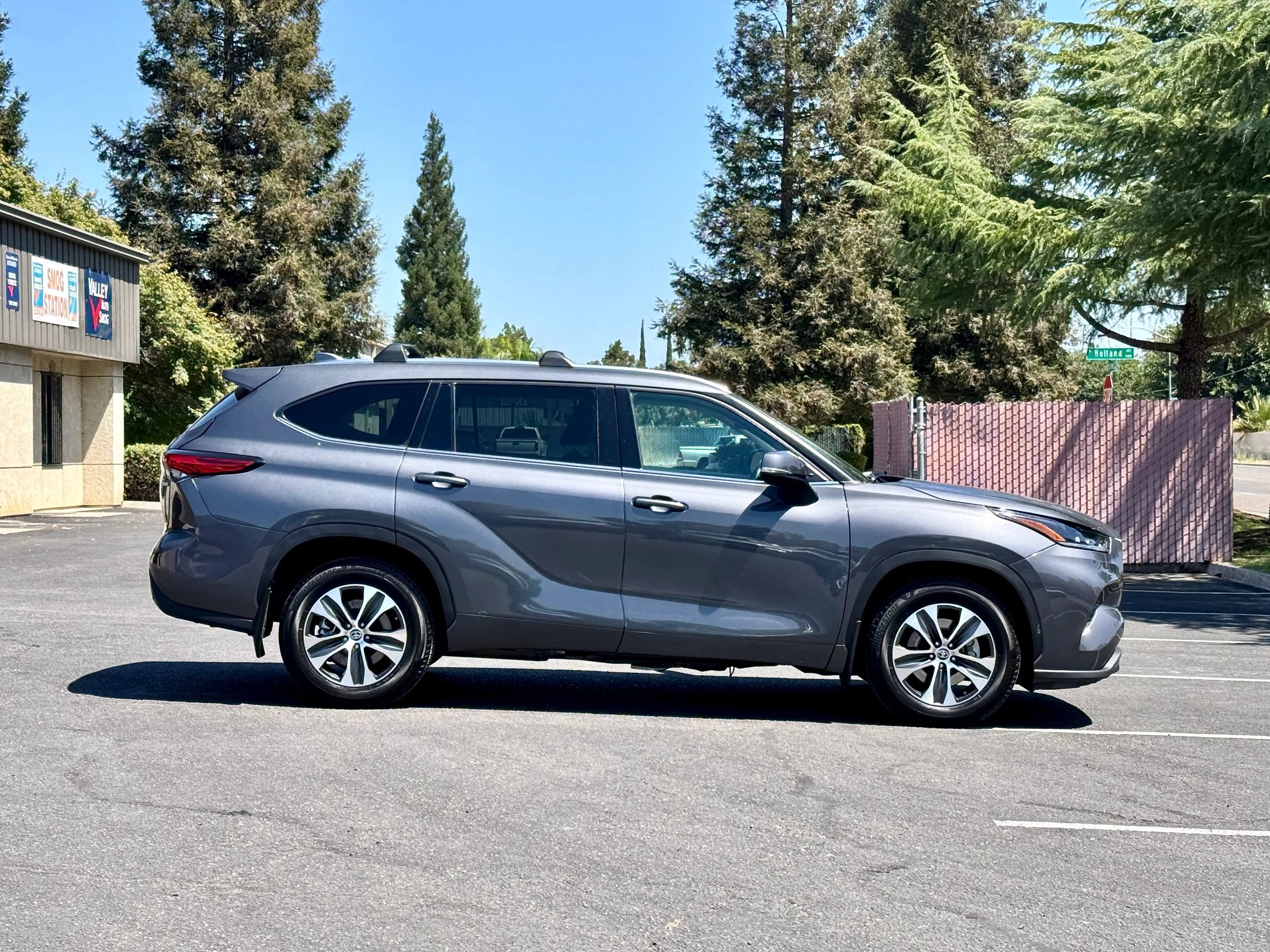Used 2021 Toyota Highlander XLE AWD/4WD image 2