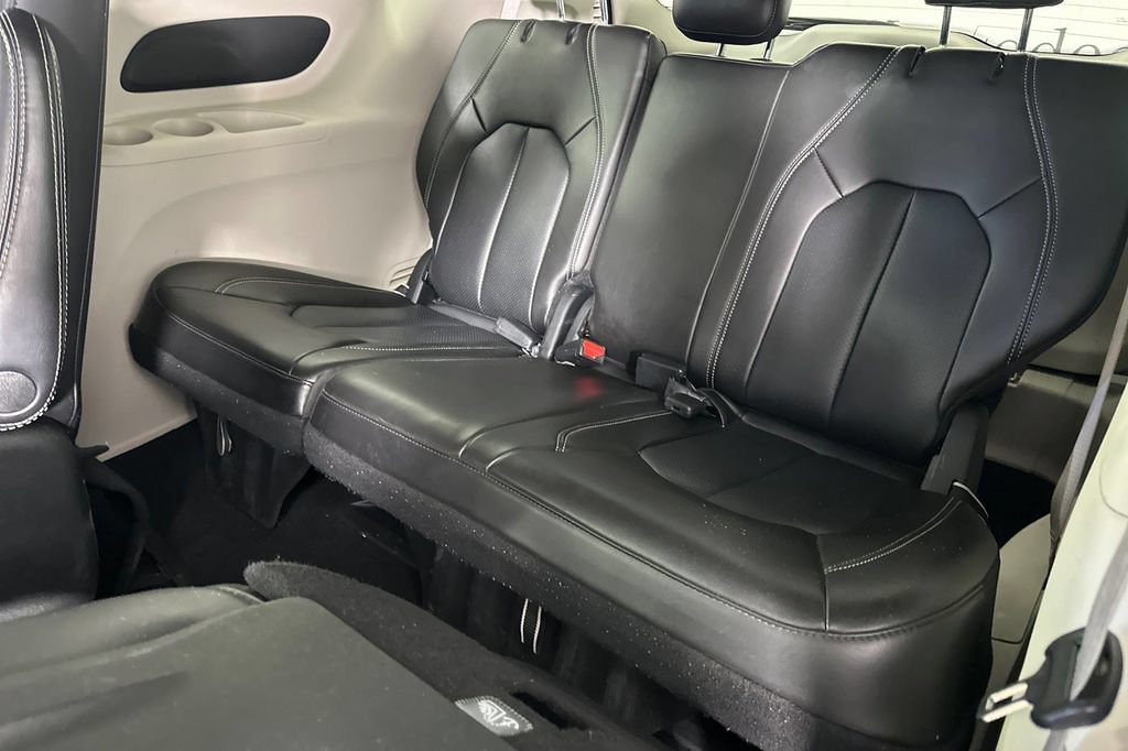 Used 2023 Chrysler Pacifica Touring-L FWD image 17