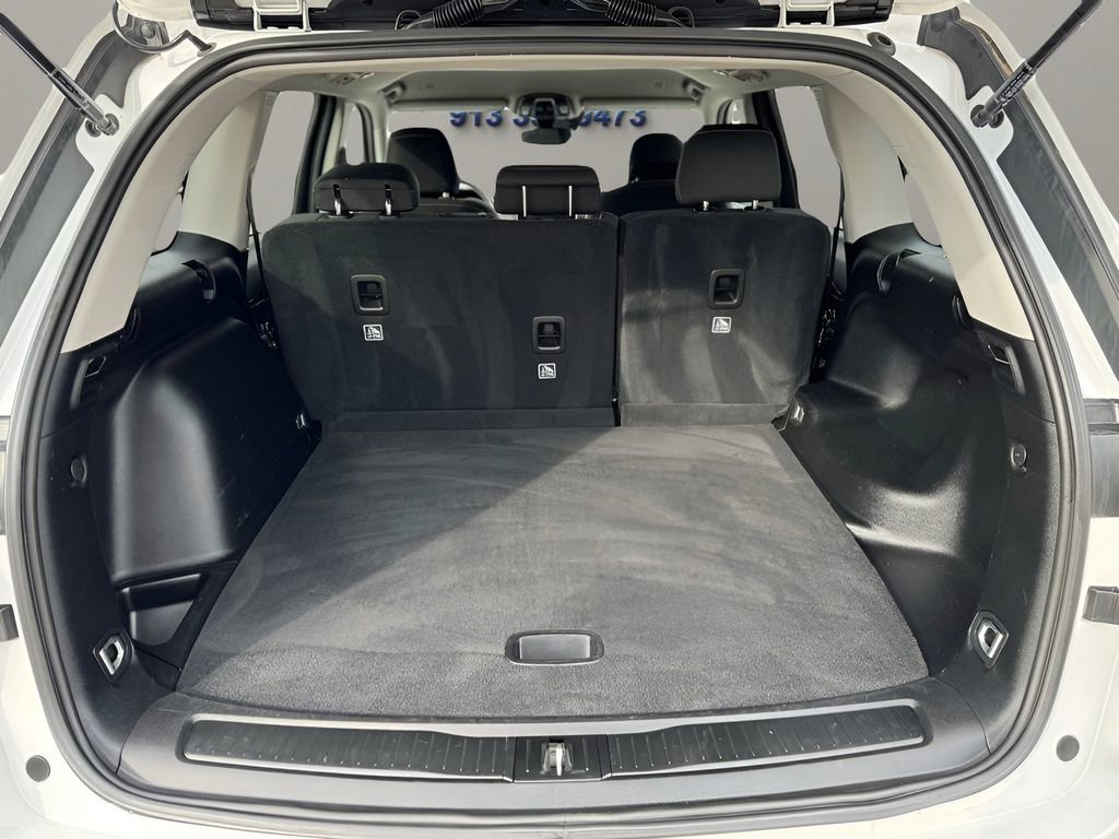 Used 2023 Jeep Grand Cherokee Laredo image 9