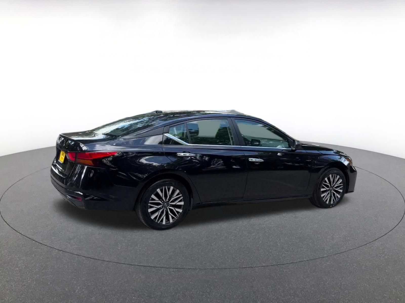 Used 2025 Nissan Altima 2.5 SV FWD image 21