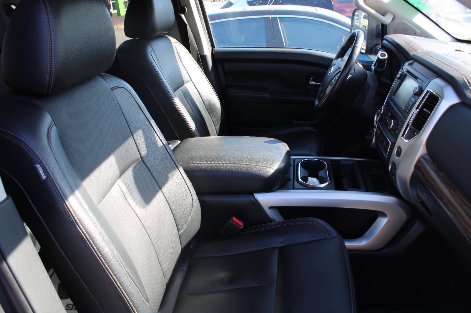 Used 2018 Nissan Titan SL w/ Chrome Package image 4