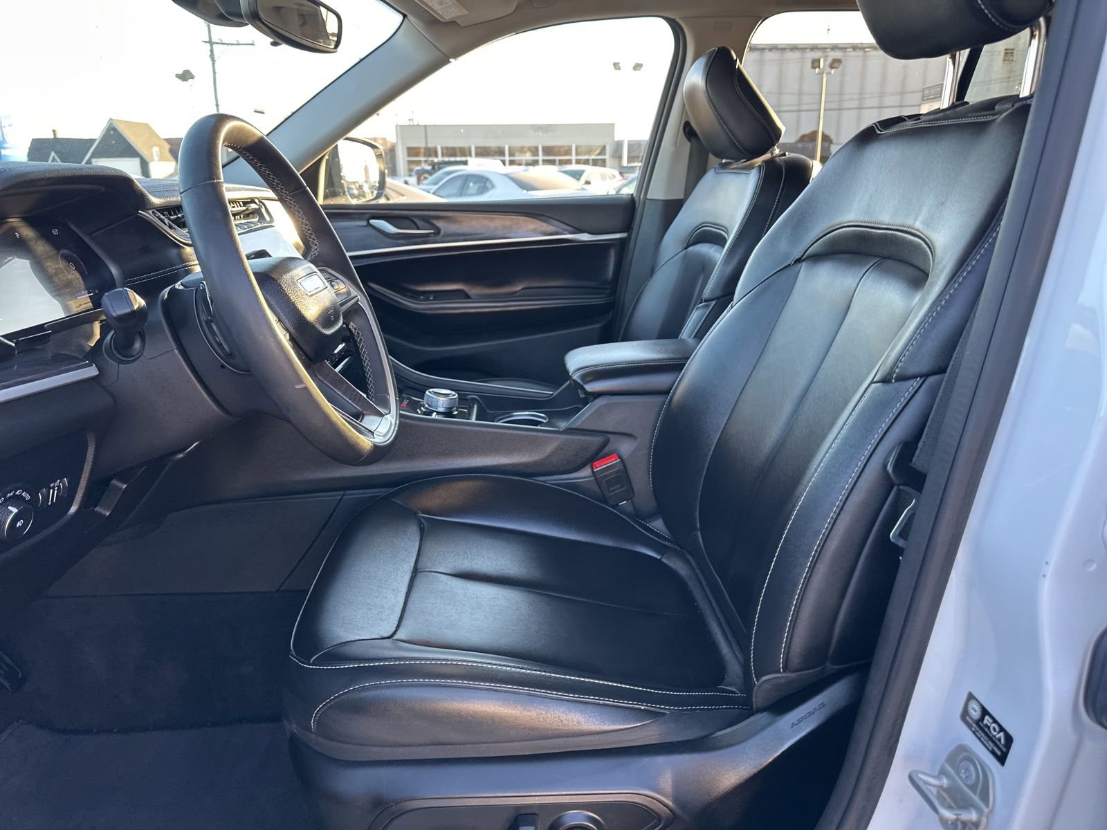 Used 2023 Jeep Grand Cherokee Limited image 25