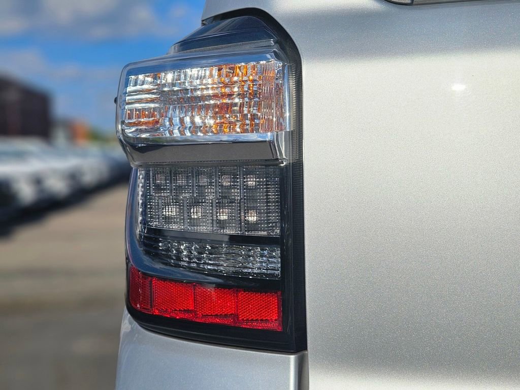 Used 2019 Toyota 4Runner SR5 AWD/4WD image 8