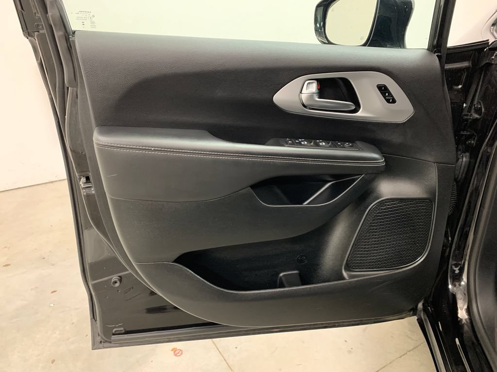 Used 2025 Chrysler Pacifica Limited FWD image 18
