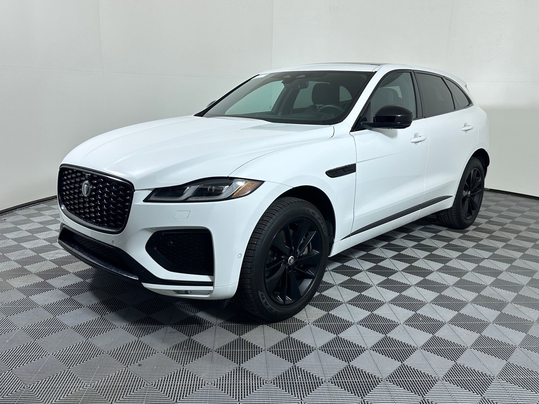 Used 2026 Jaguar F-PACE R-Dynamic S image 1