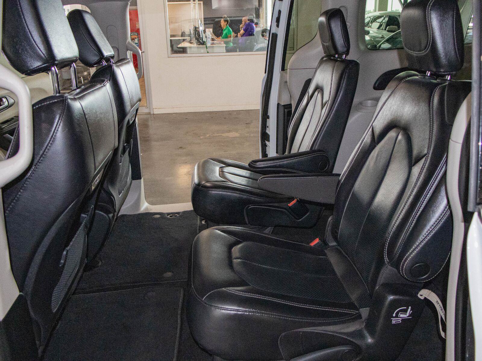 Used 2022 Chrysler Pacifica Touring-L FWD image 13