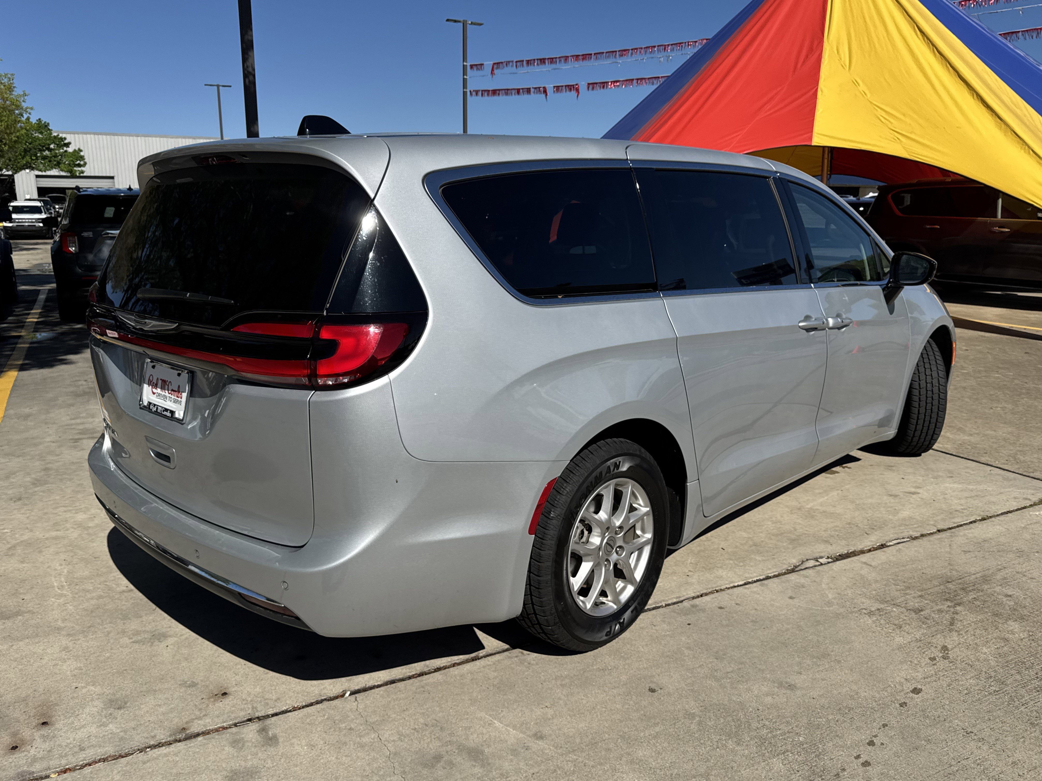 Used 2024 Chrysler Pacifica Touring-L image 5