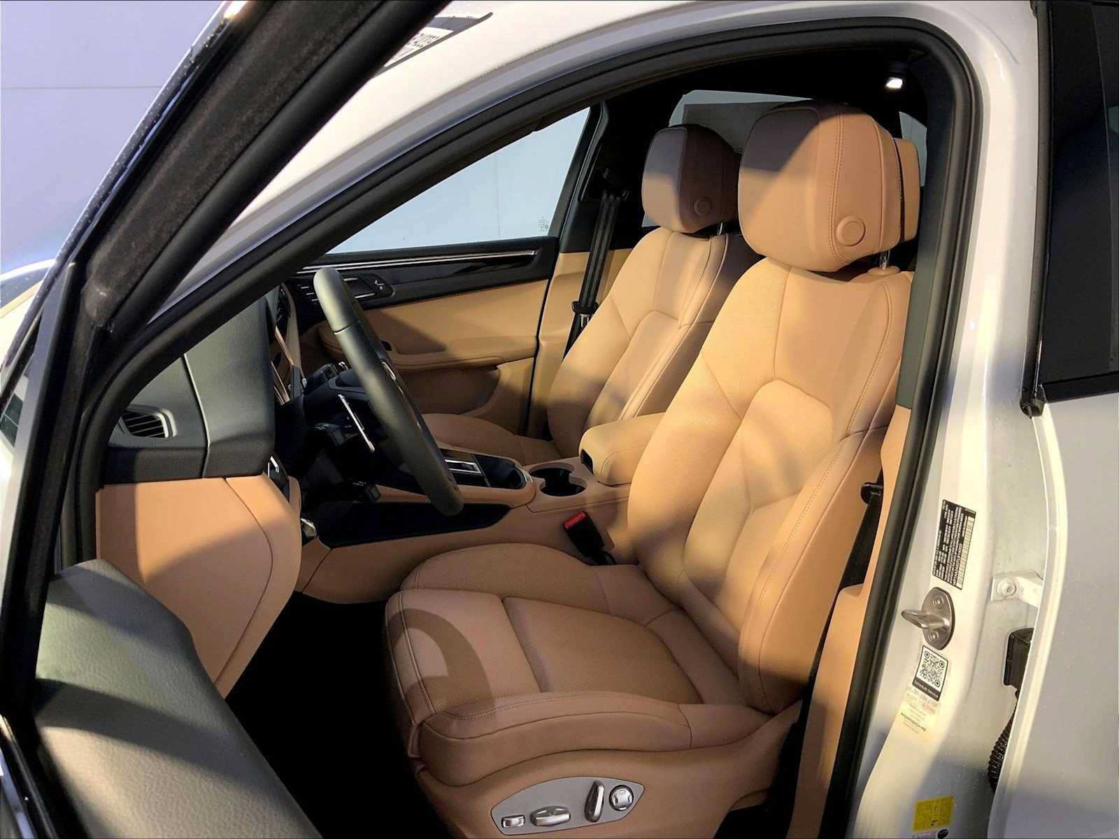 New 2026 Porsche Macan AWD/4WD image 5
