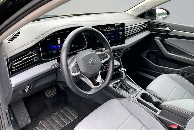 Used 2025 Volkswagen Jetta SE FWD image 16