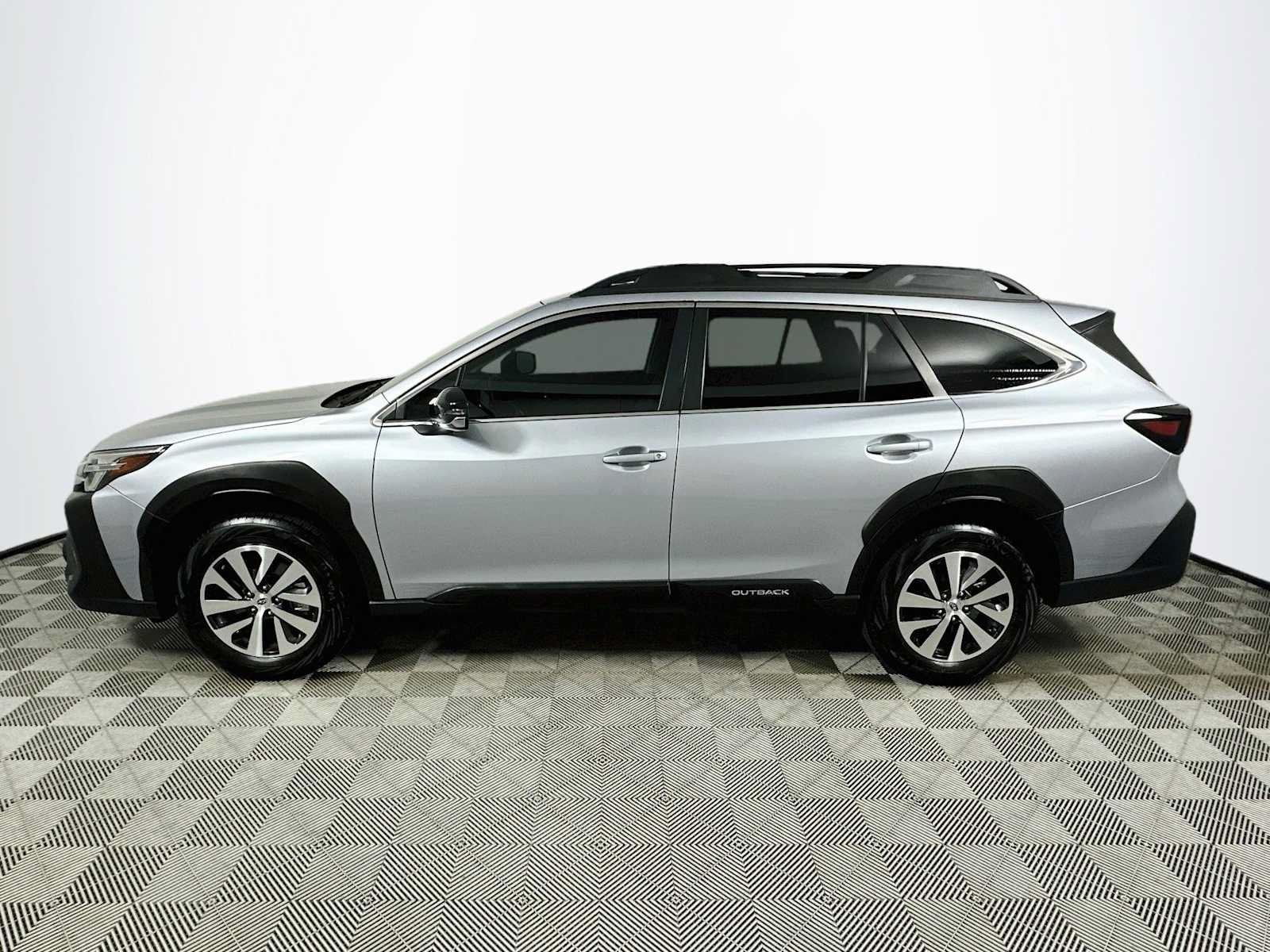 Certified 2025 Subaru Outback Premium AWD/4WD image 4