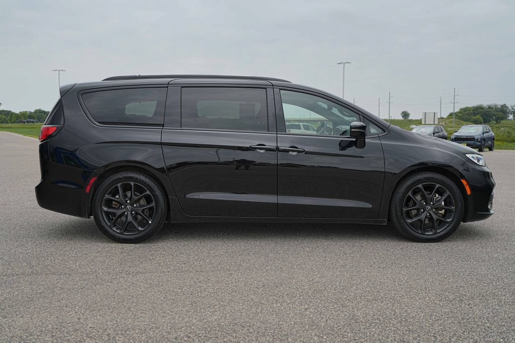 Used 2025 Chrysler Pacifica Limited FWD image 5