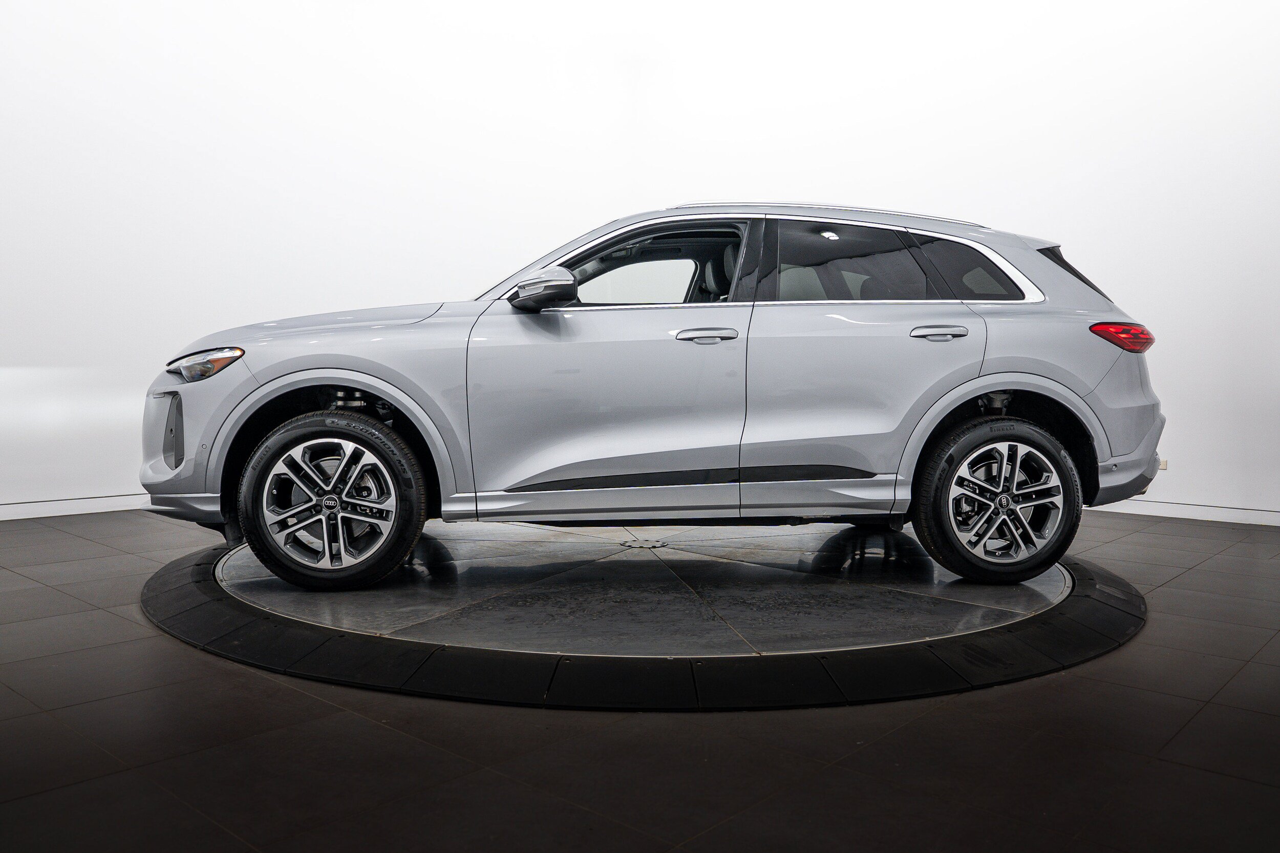 Used 2025 Audi Q5 Premium Plus w/ Premium Plus AWD/4WD image 6