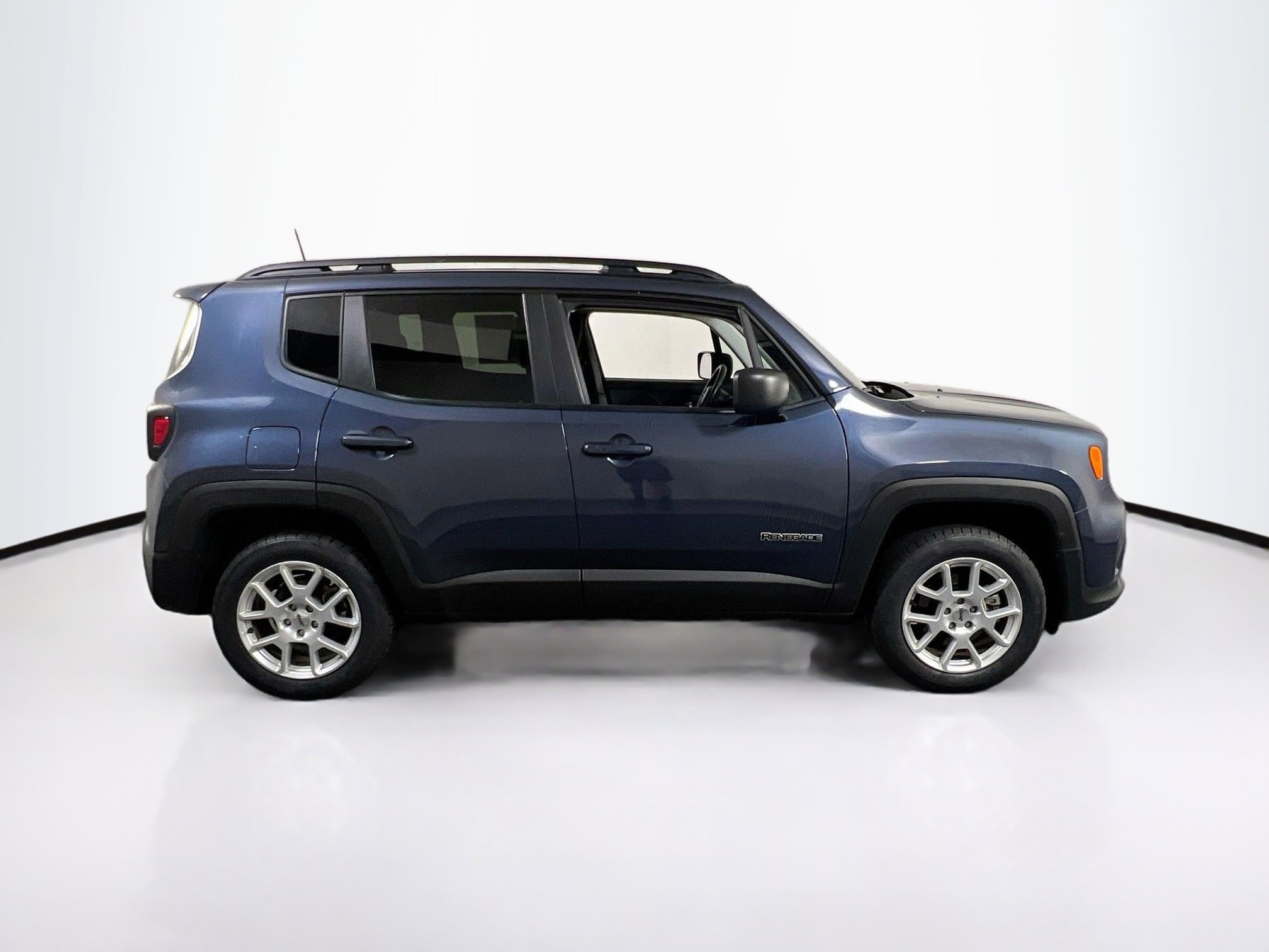 Used 2022 Jeep Renegade Latitude w/ Convenience Group image 4