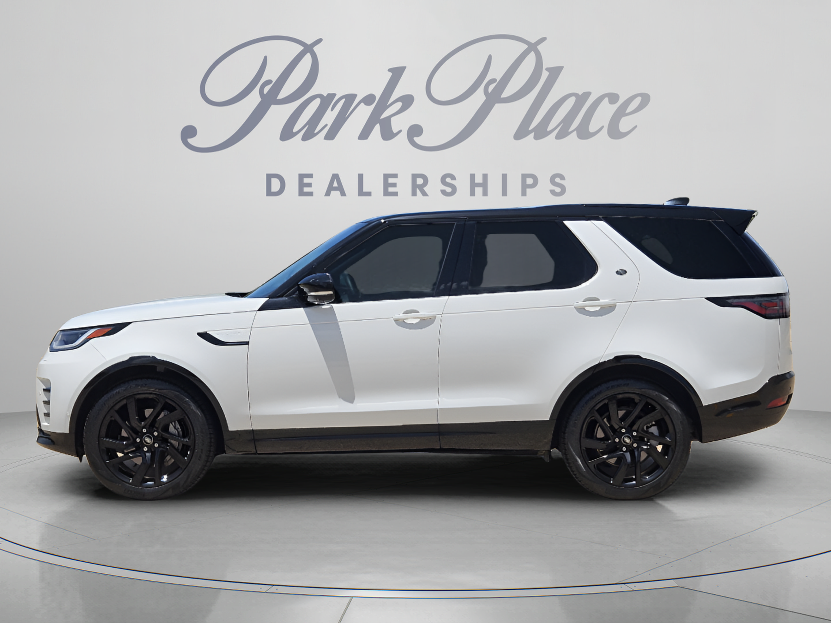 Used 2024 Land Rover Discovery Dynamic SE AWD/4WD image 4