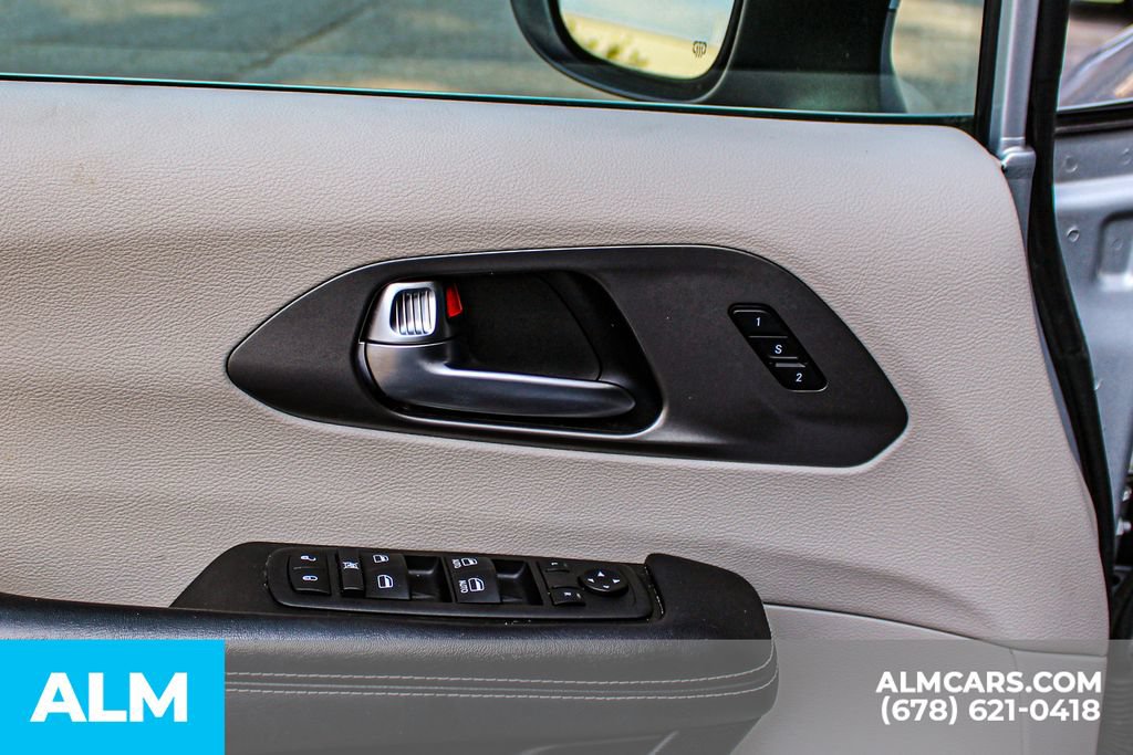 Used 2023 Chrysler Pacifica Touring-L FWD image 38