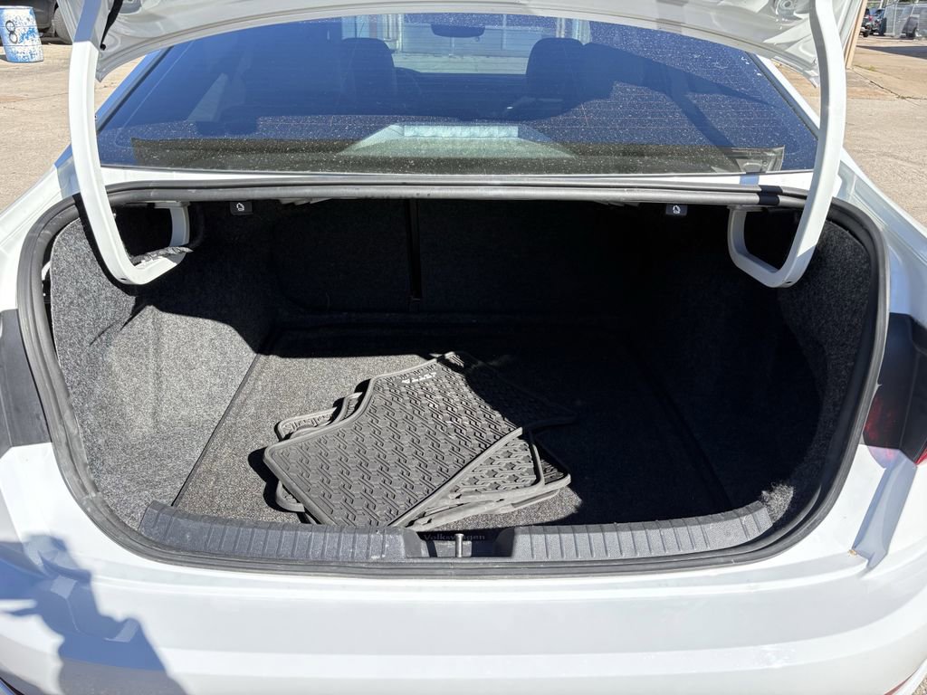 Used 2021 Volkswagen Jetta SE w/ SE Cold Weather Package image 25