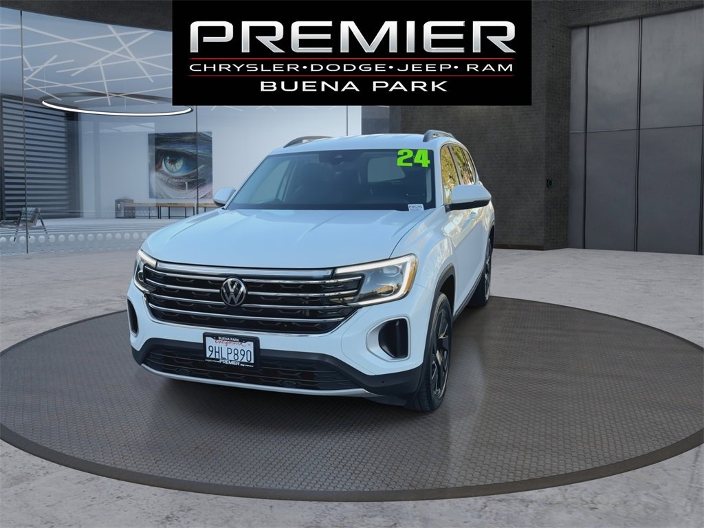 Used 2024 Volkswagen Atlas SE w/ Black Wheel Package image 3