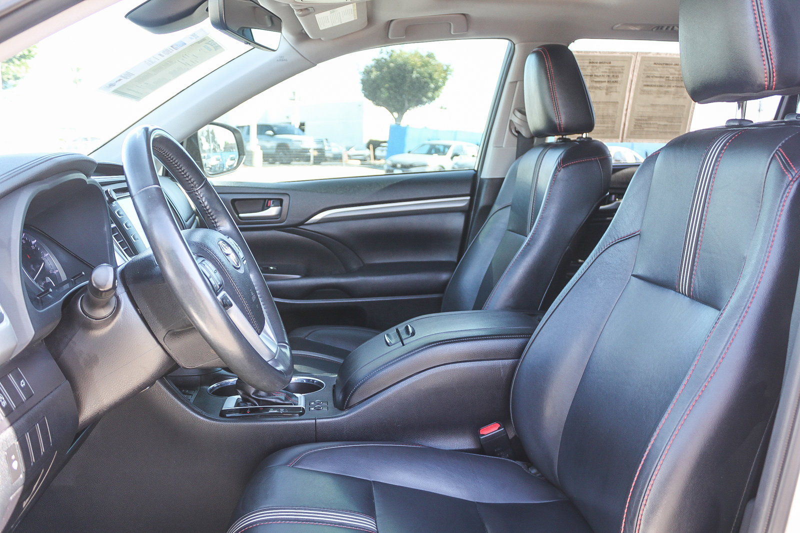 Used 2019 Toyota Highlander SE image 19