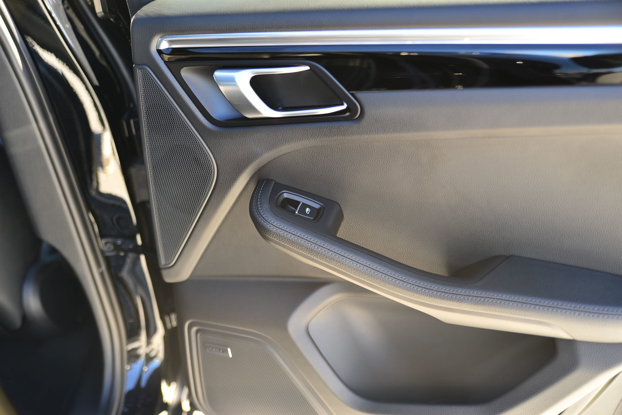 Certified 2025 Porsche Macan image 13