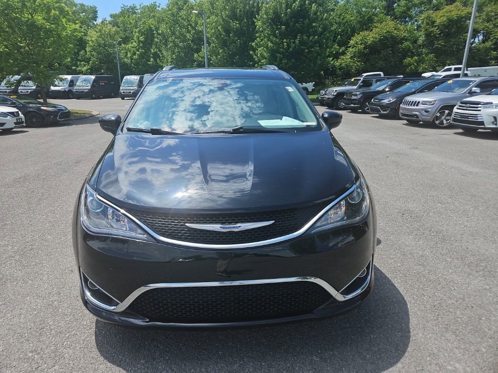 Used 2018 Chrysler Pacifica Touring-L Plus FWD image 2