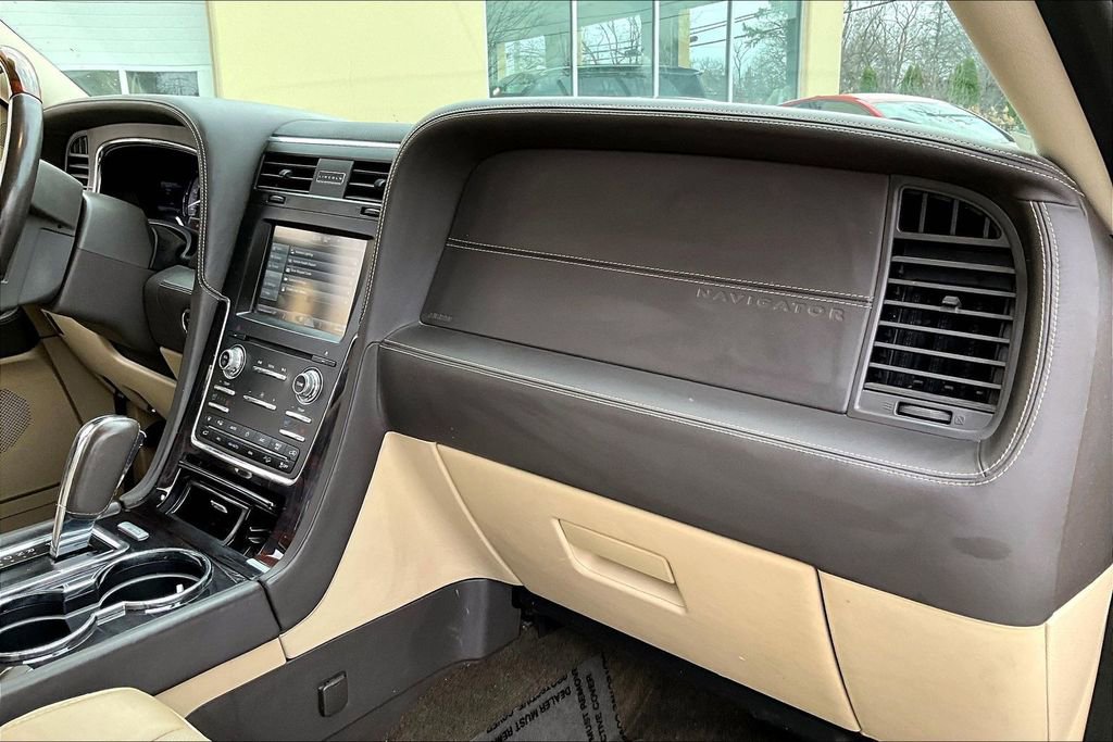 Used 2015 Lincoln Navigator 4WD w/ Equipment Group 101A Reserve image 25