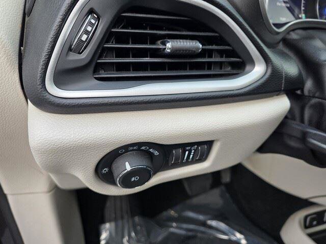 Used 2021 Chrysler Pacifica Touring-L image 16