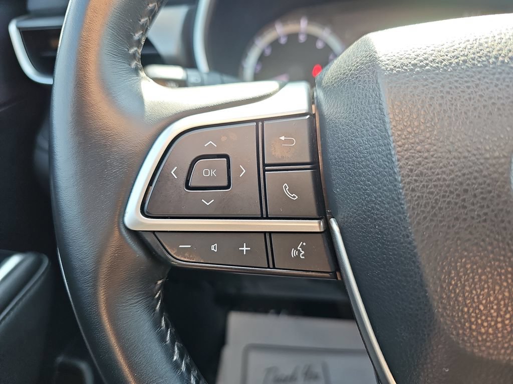 Used 2023 Toyota Highlander XLE AWD/4WD image 17