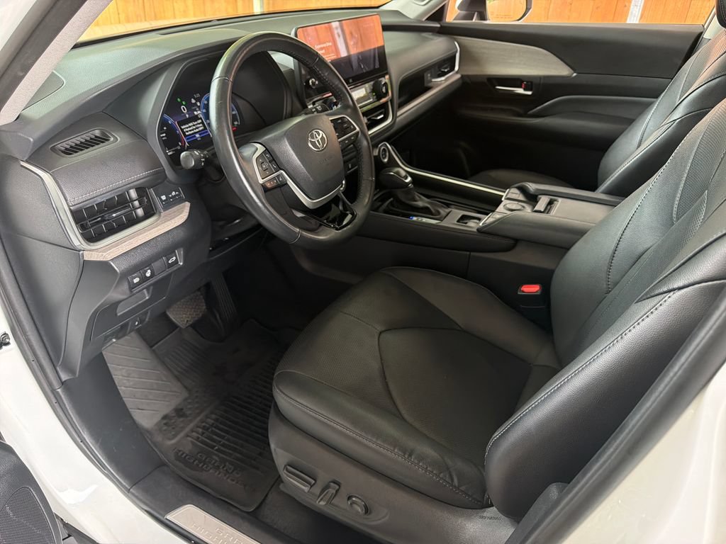 Used 2024 Toyota Grand Highlander FWD image 2