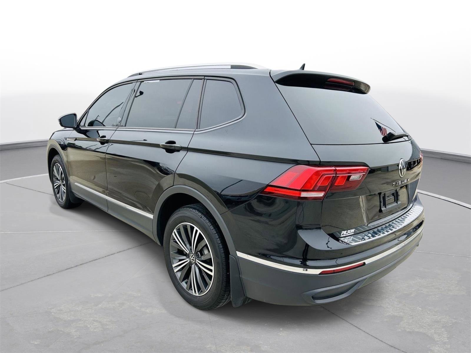 Used 2024 Volkswagen Tiguan Wolfsburg Edition w/ Panoramic Sunroof Package image 35