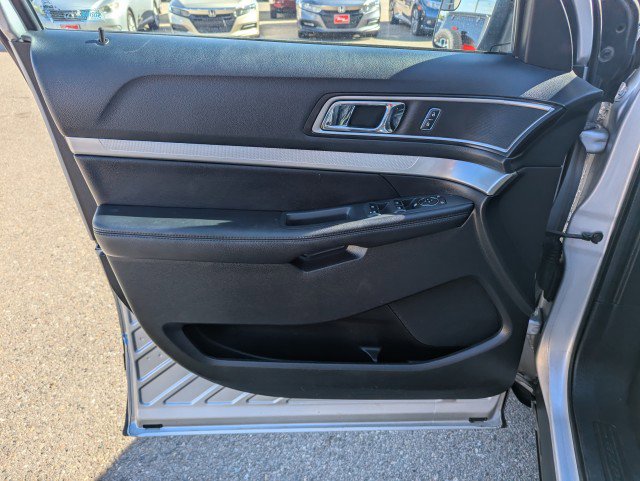 Used 2016 Ford Explorer XLT w/ Equipment Group 202A image 9