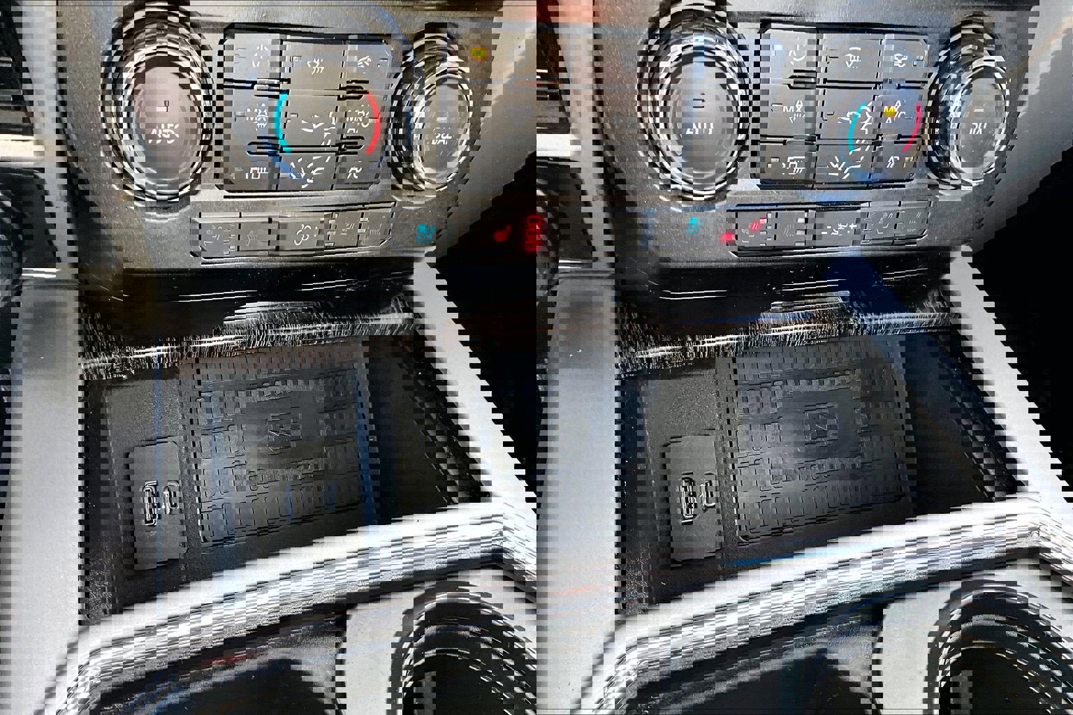 Used 2020 Ford F250 Lariat w/ Tremor Off-Road Package image 32