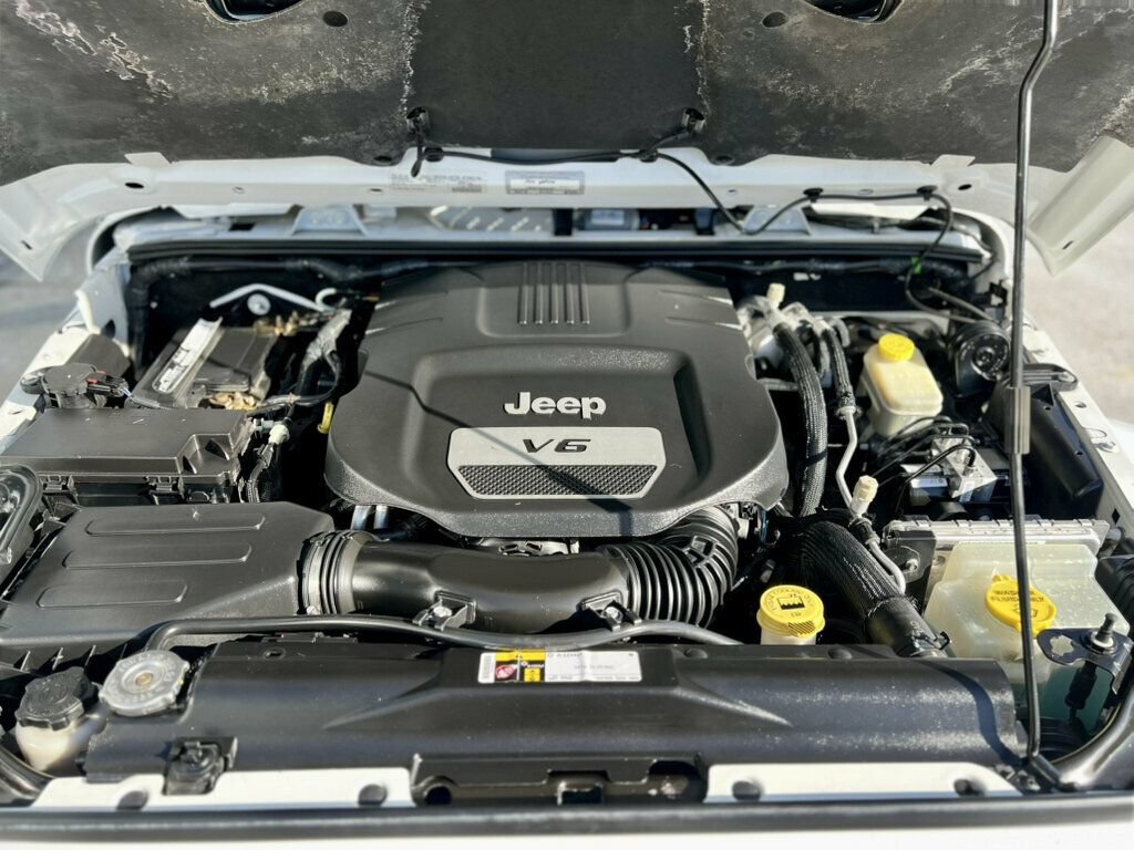 Used 2016 Jeep Wrangler Unlimited Sahara AWD/4WD image 11