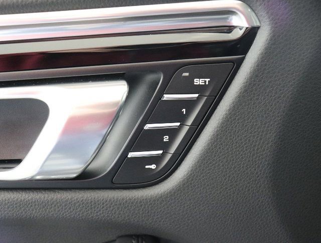 Used 2025 Porsche Macan image 30