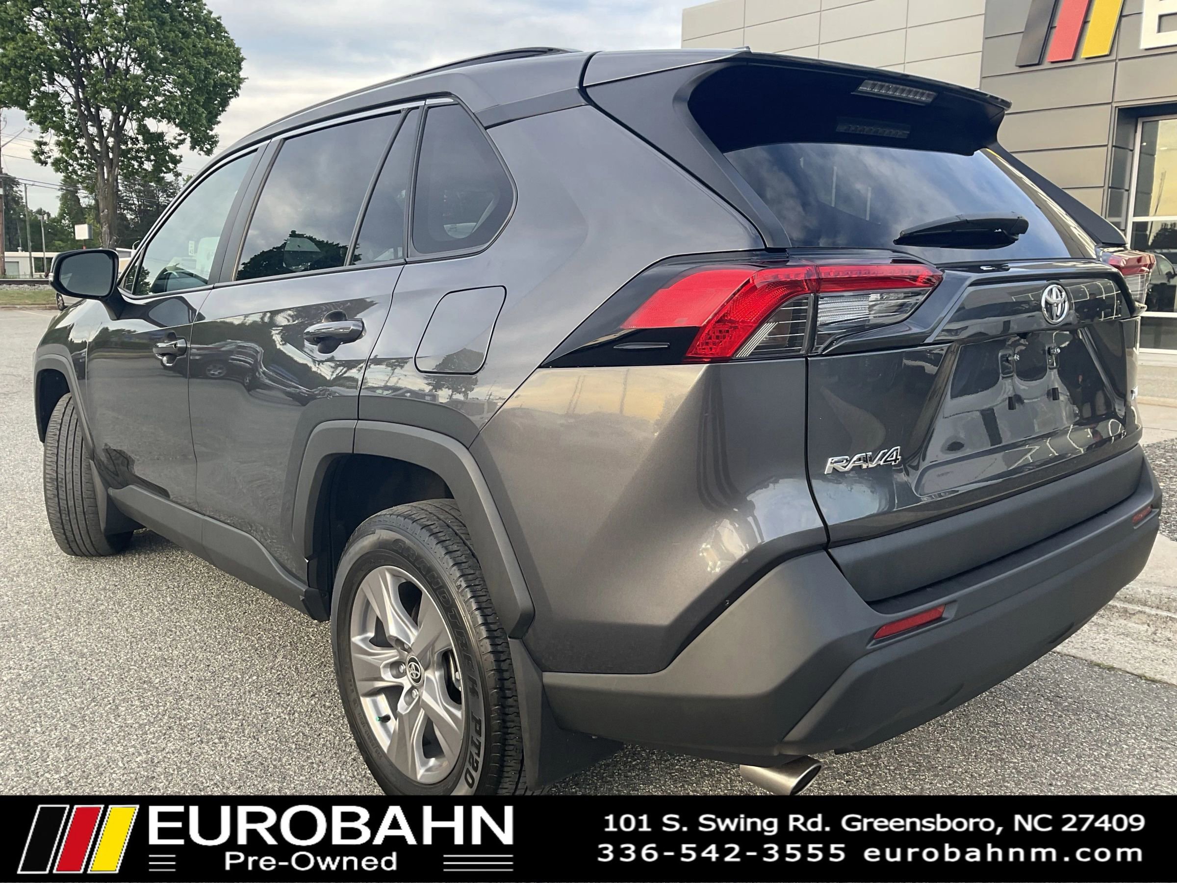 Used 2024 Toyota RAV4 XLE w/ Convenience Package FWD image 3