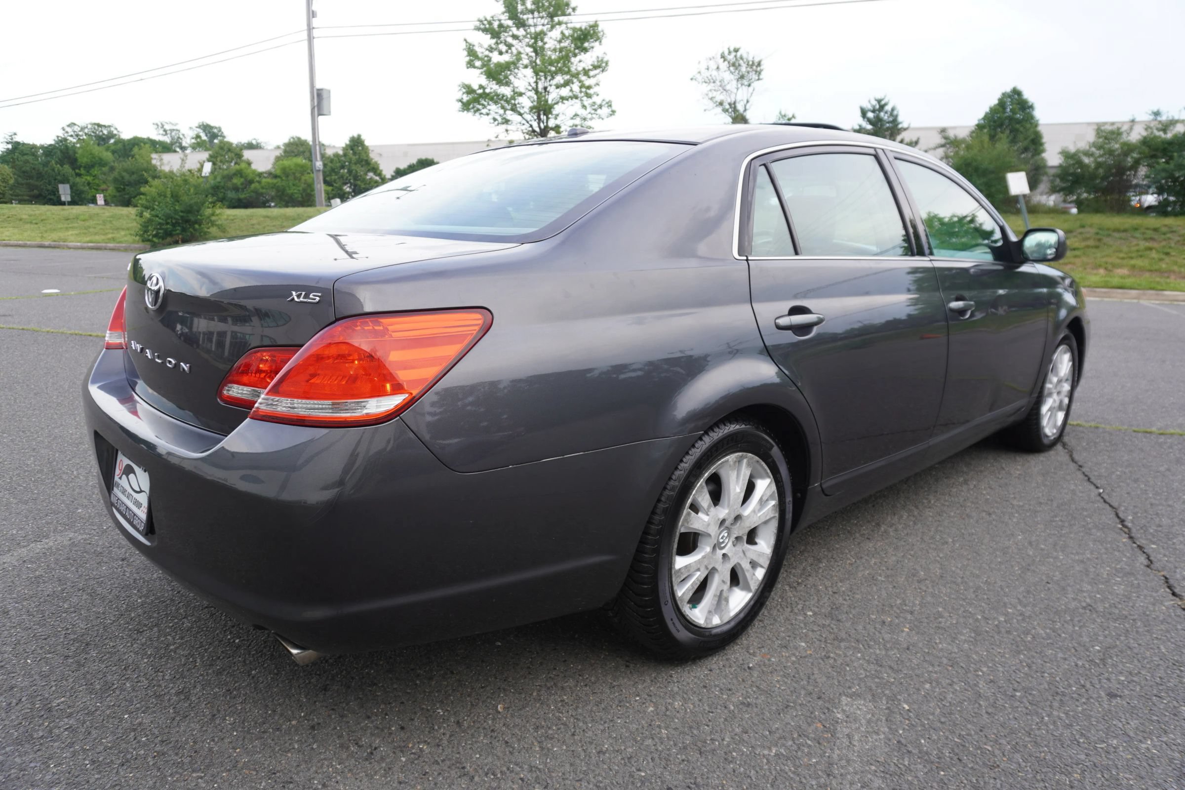 Used 2010 Toyota Avalon XLS FWD image 7