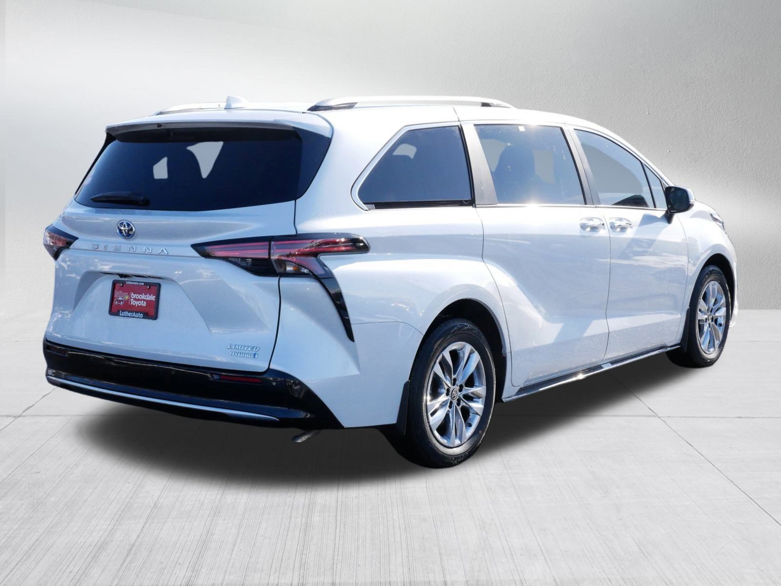 Certified 2024 Toyota Sienna Limited FWD image 7