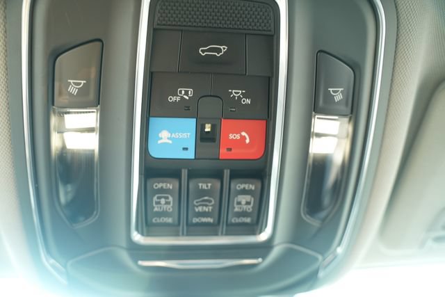 Used 2023 Jeep Grand Cherokee L Limited AWD/4WD image 39