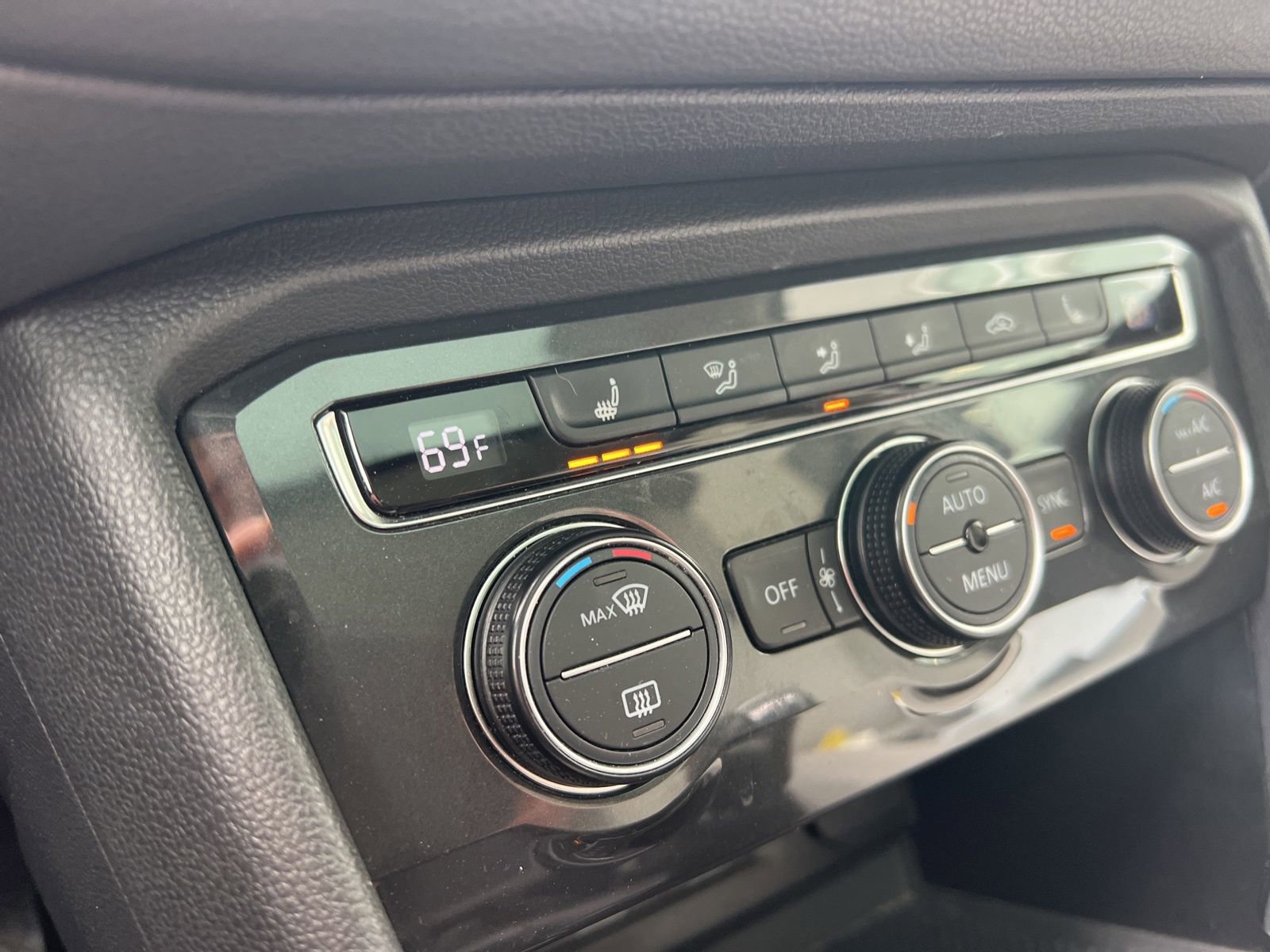 Used 2018 Volkswagen Tiguan SEL image 12