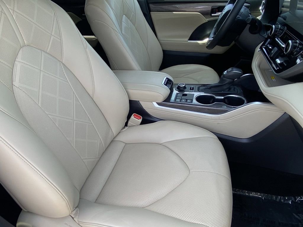 Used 2024 Toyota Highlander Platinum image 15