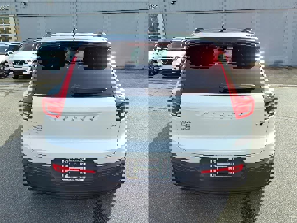 Used 2021 Volvo XC40 T5 R-Design w/ Climate Package image 4