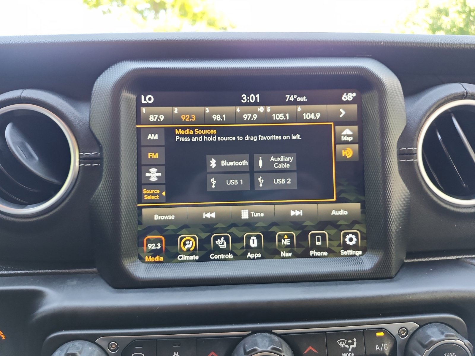 Used 2022 Jeep Wrangler Unlimited Sahara w/ Cold Weather Group AWD/4WD image 18