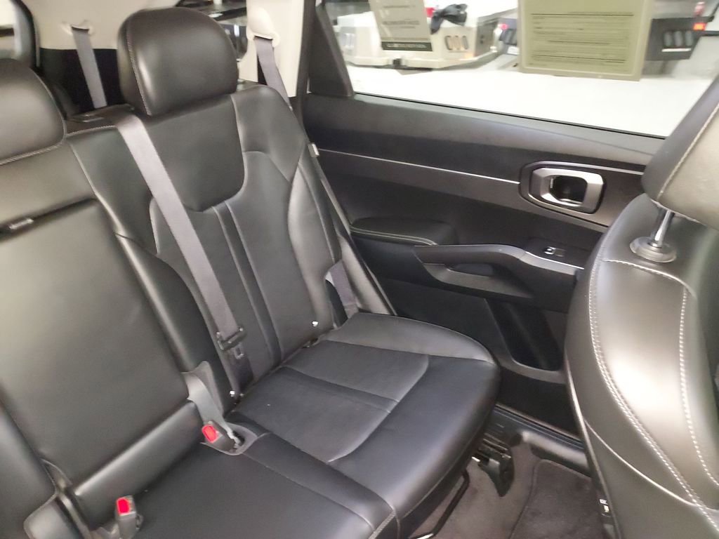 Used 2025 Kia Sorento S w/ Panoramic Sunroof Package image 14
