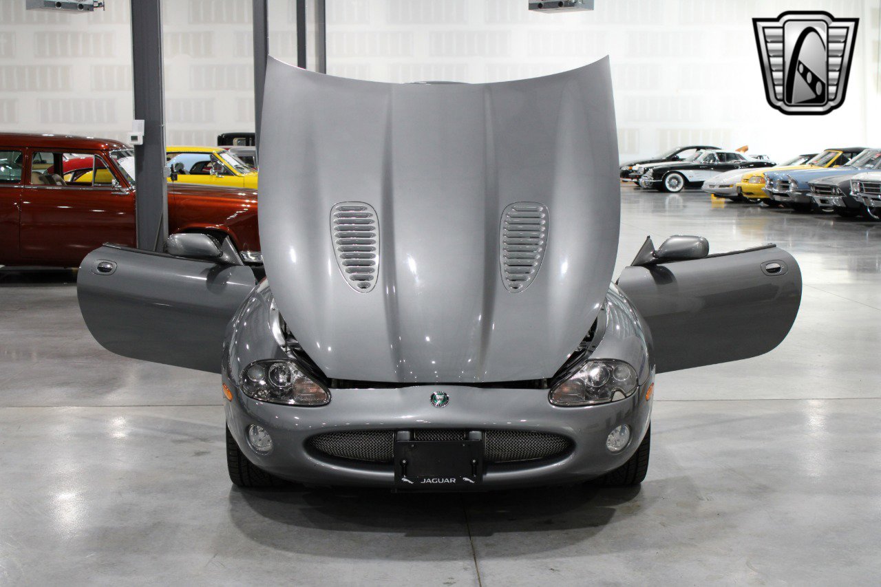 Used 2004 Jaguar XK8 Convertible image 21