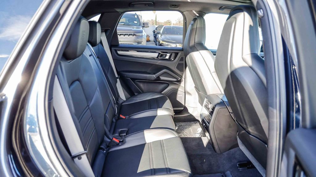 Used 2023 Porsche Cayenne Platinum Edition AWD/4WD image 20