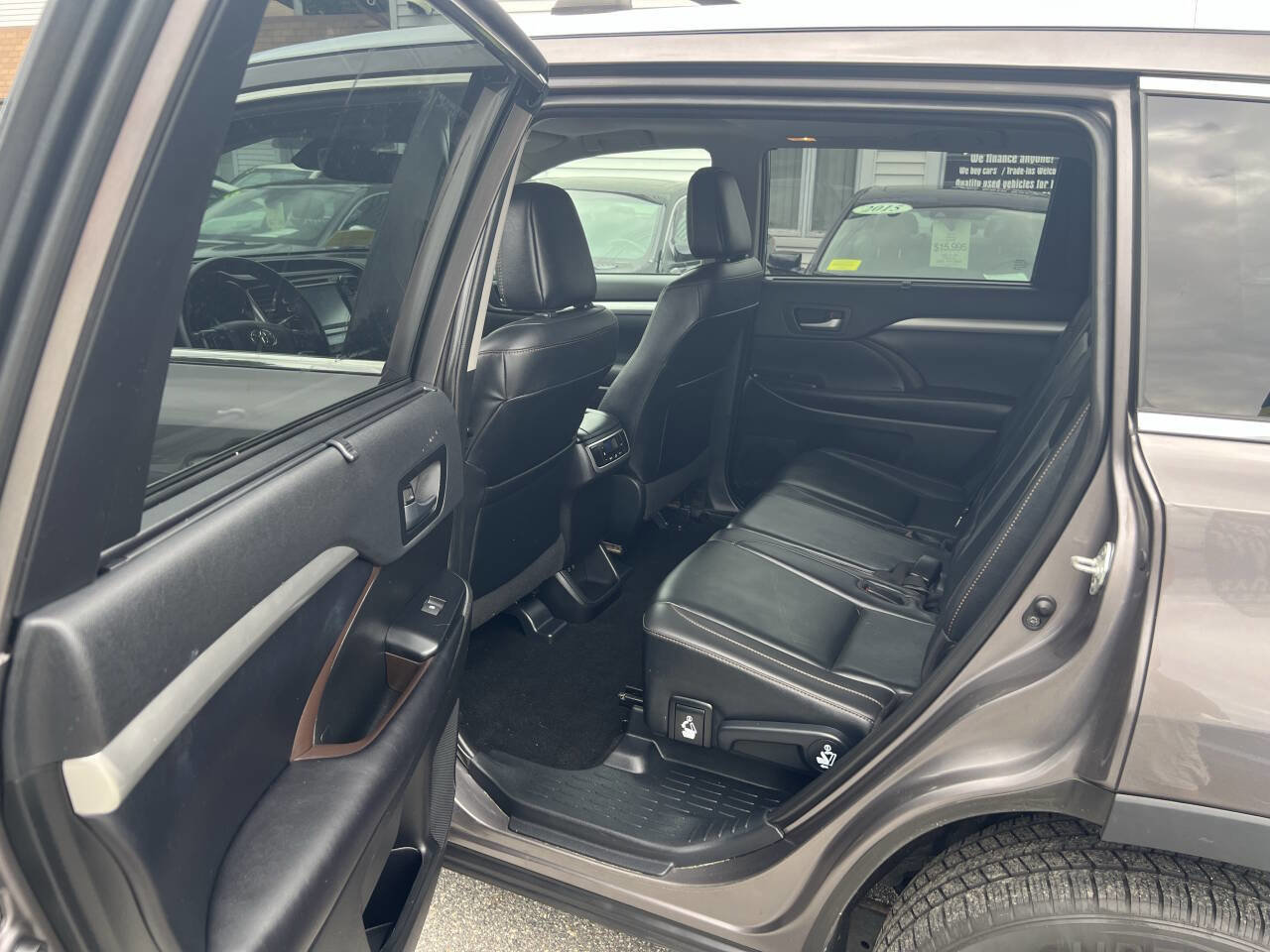 Used 2019 Toyota Highlander XLE image 18
