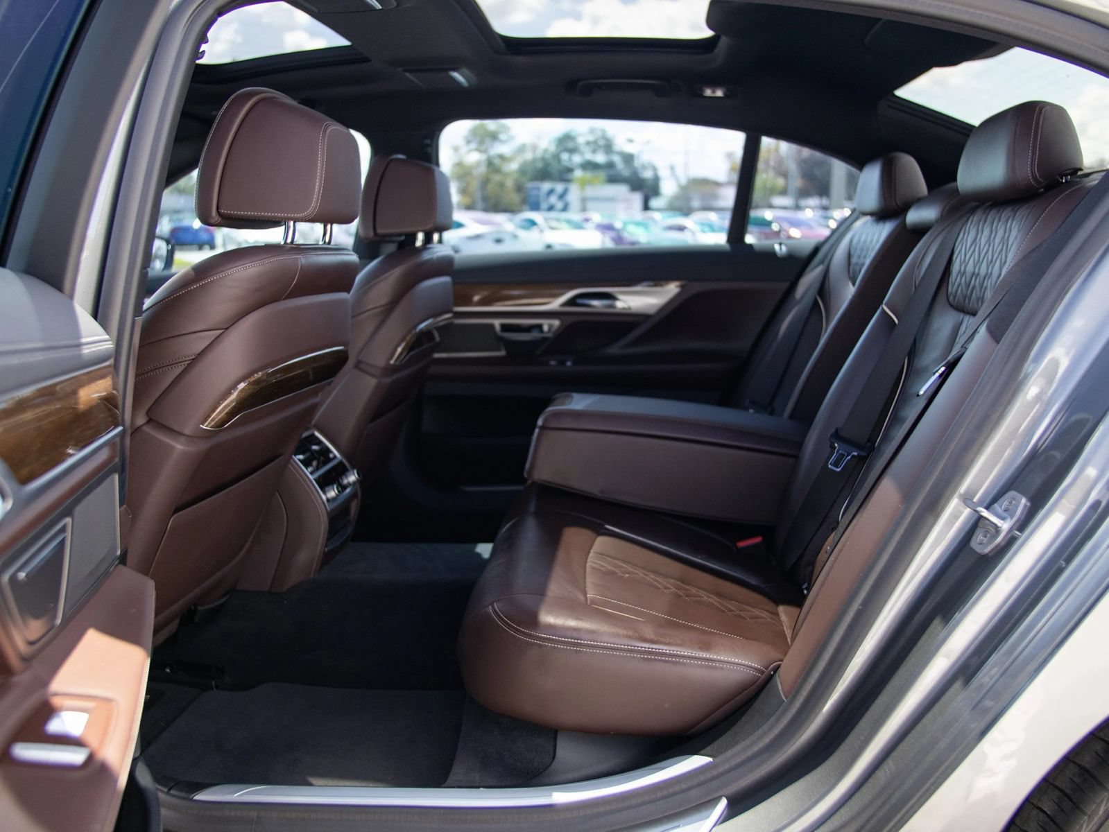 Used 2019 BMW 750i w/ M Sport Package RWD image 27