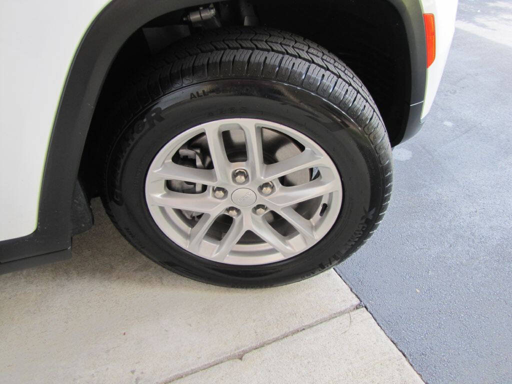 Used 2023 Jeep Grand Cherokee L Laredo RWD image 24