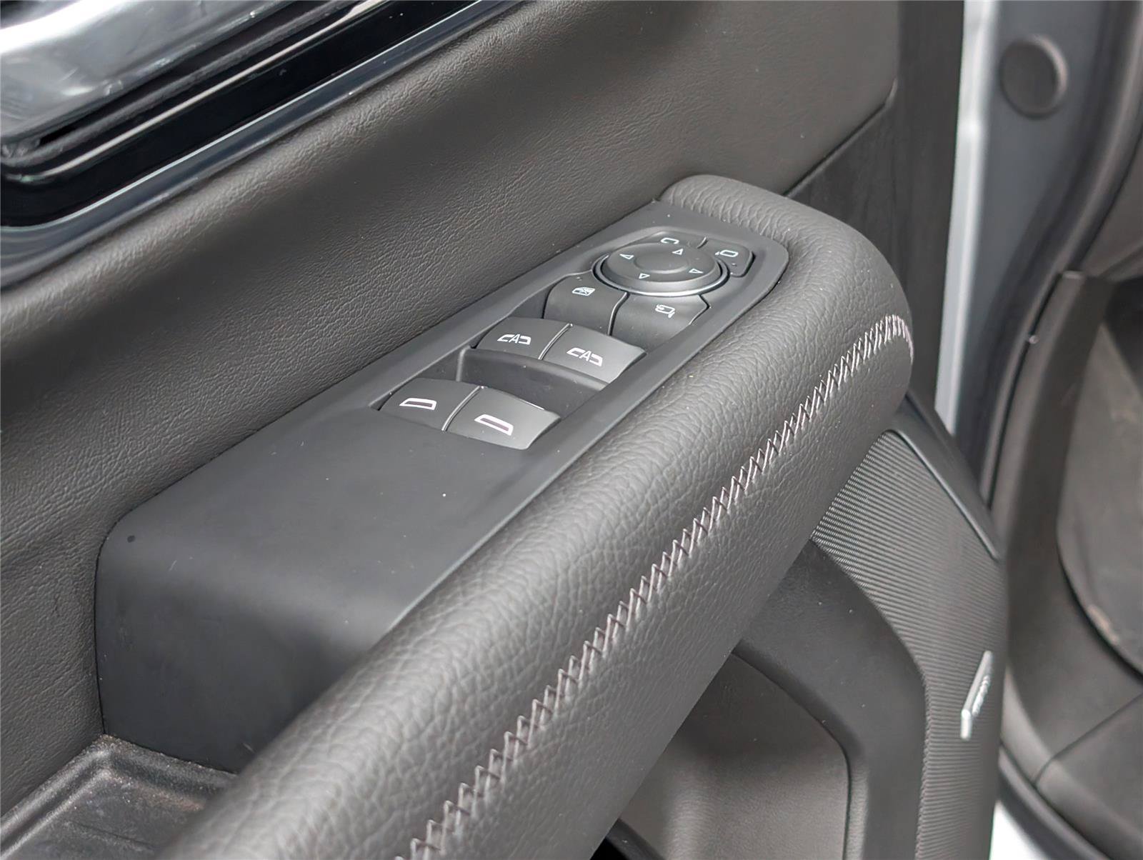 Used 2025 GMC Yukon Denali w/ Advanced Technology Package AWD/4WD image 18