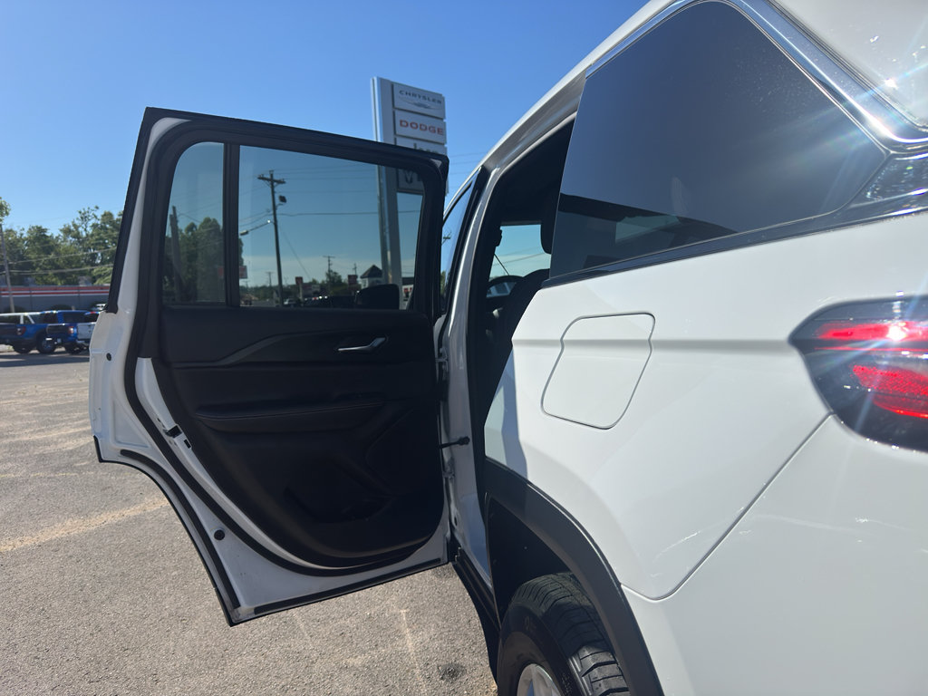 Used 2025 Jeep Grand Cherokee Laredo X RWD image 19
