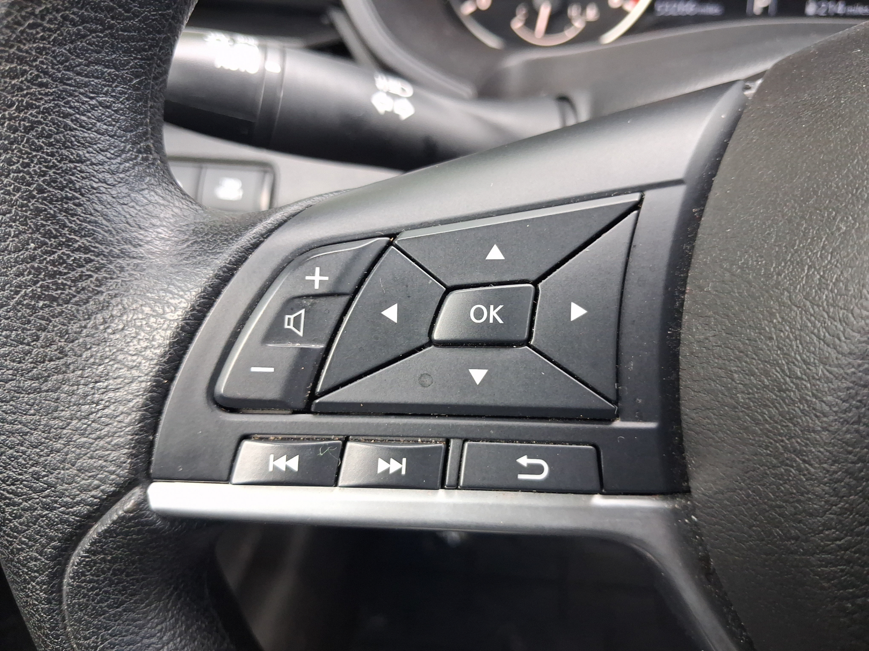 Used 2025 Nissan Altima 2.5 SV FWD image 25